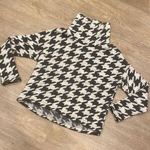 🚨 Columbia Black and White Patterned Turtleneck Sweater